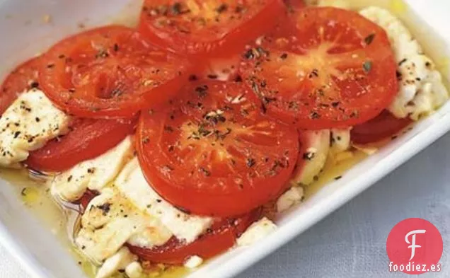 Queso Feta Al Horno y Tomate Con Ensalada De Hierbas