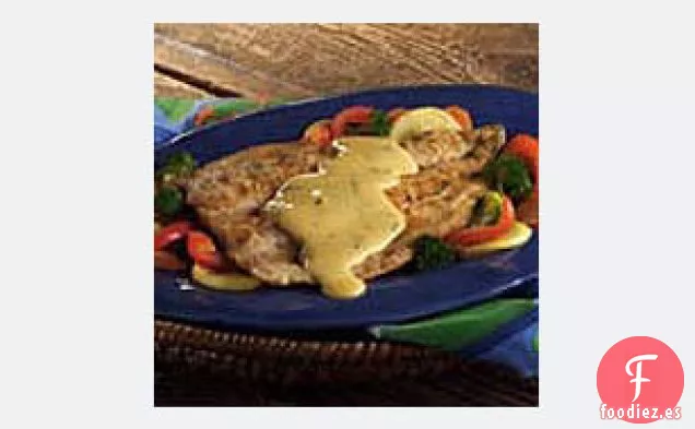 Plato de Pescado y Verduras con Salsa de Ajo y Cilantro con Queso