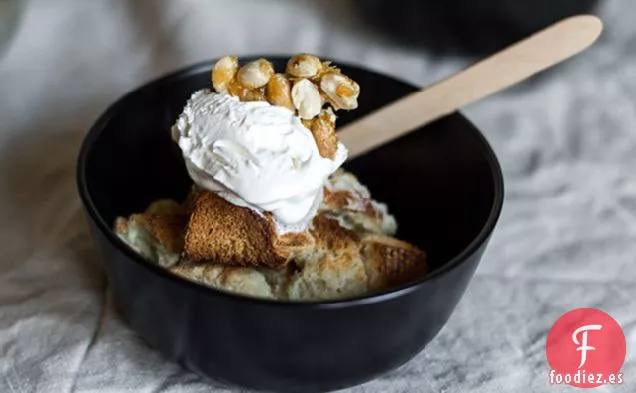 Pudín de Pan de Dulce de Leche con Cobertura Quebradiza de Maní