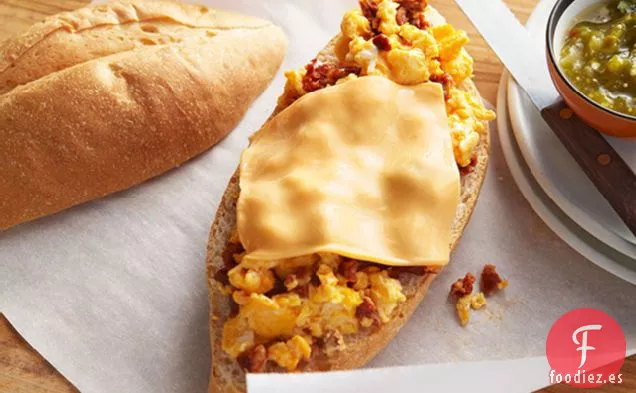 Bolillo de Huevo y Chorizo