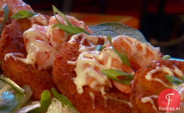 Tomates Verdes Fritos con Camarones y Salsa Remoulade