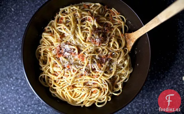 Linguini Con Pesto de Tomate y almendras