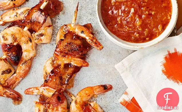 Brochetas de Camarones Envueltas en Tocino con Salsa de Chipotle de Naranja