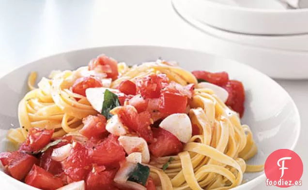 Pasta con Tomates Marinados y Mozzarella