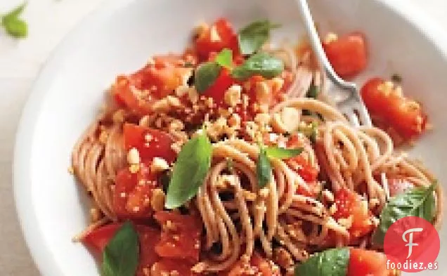 Espaguetis De Farro Con Tomates Frescos Y Almendras Marcona