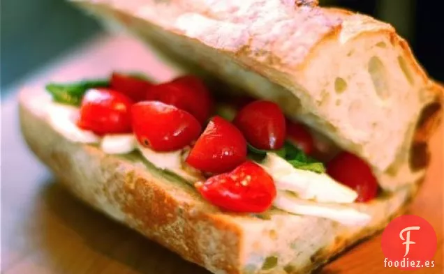 Almuerzo de Verano Sándwich Caprese Con Tomates Balsámicos