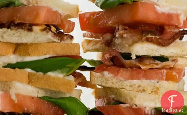 Mini Sándwiches De Tomate Y Albahaca Con Tocino