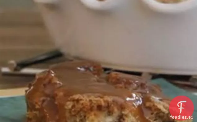 Budín de Pan de Calabaza con Salsa de Ron de Caramelo