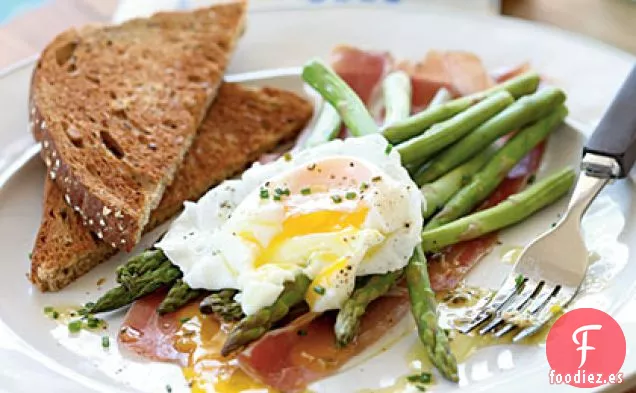 Ensalada de Espárragos con Huevos Escalfados Suaves, Jamón y Vinagreta de Cebollino y Limón