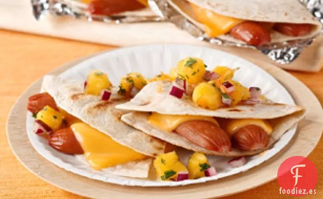 Quesadilla de Perrito Caliente a la Parrilla con Mango Pico de Gallo