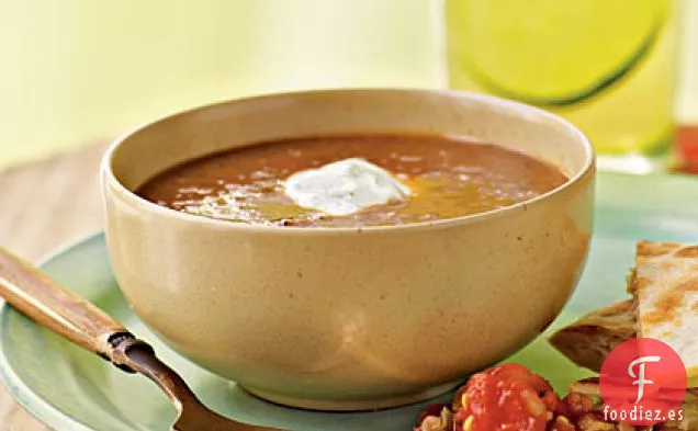 Sopa de Tomate y Frijoles Negros con Crema de Cilantro y Lima