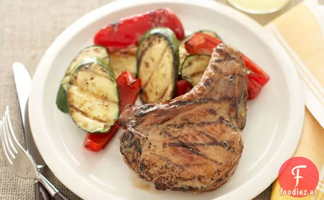 Chuletas de Cerdo Picantes y Verduras a la Parrilla