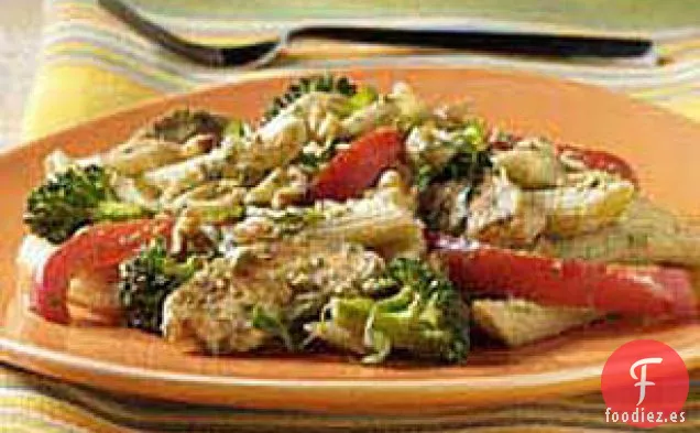 MACETAS ® Penne con Pollo y Verduras en Salsa de Albahaca