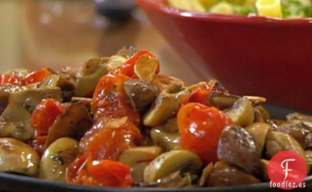 Champiñones Silvestres Calientes y Tomates Asados