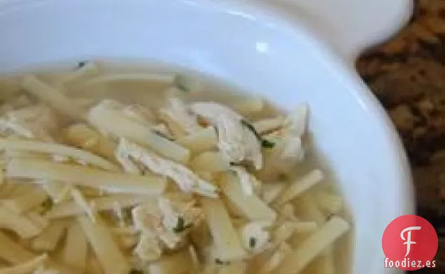 Sopa de Fideos de Pollo Súper Fácil