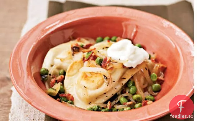 Pierogies con Tocino, Cebolla Salteada y Crema Agria