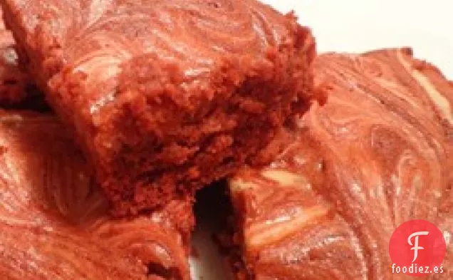 Brownies de Terciopelo Rojo con Glaseado de Queso Crema