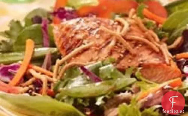 Salmón a la Parrilla, Guisantes y Ensalada de Primavera con Fideos Chow Mein