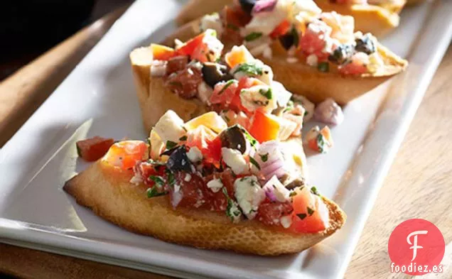 Bruschetta con Albahaca, Tomate y Queso Feta