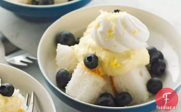 Pastel de Ángel con Crema de Limón y Arándanos