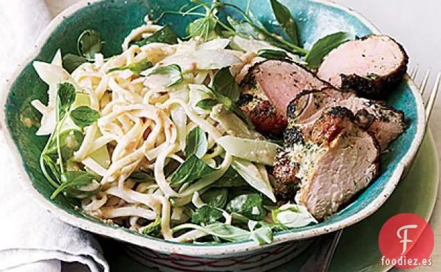 Ensalada de Fideos de Maní con Pepino y Cerdo Asado