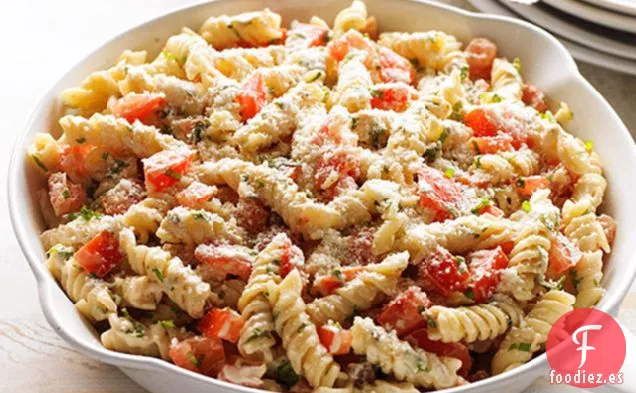 Rotini con Tomates Frescos y Albahaca