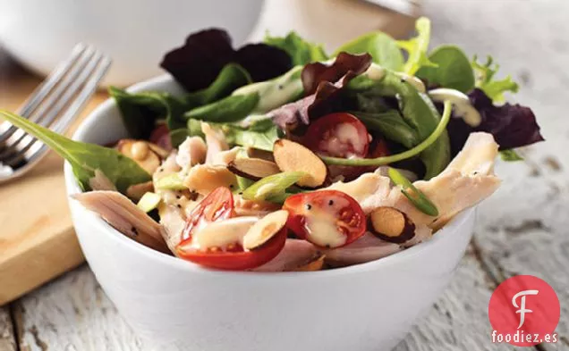 Ensalada de Pavo Fresco de Jardín con Aderezo de Semilla de Amapola de Dijon