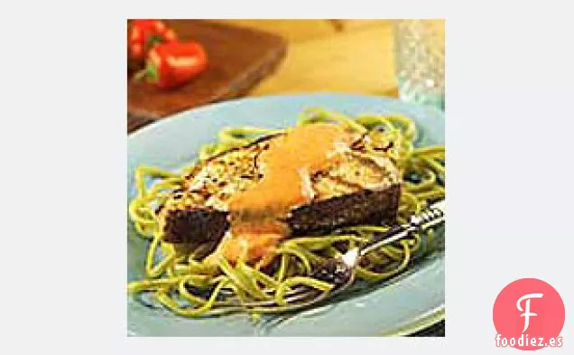 Pescado A La Parrilla Sobre Linguini Con Salsa De Pimienta Asada