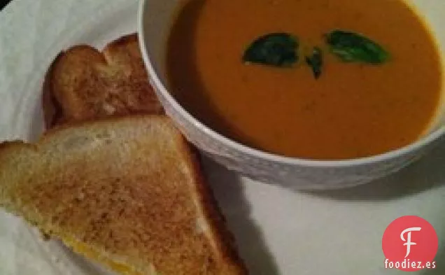 Sopa Cremosa de Tomate y Albahaca