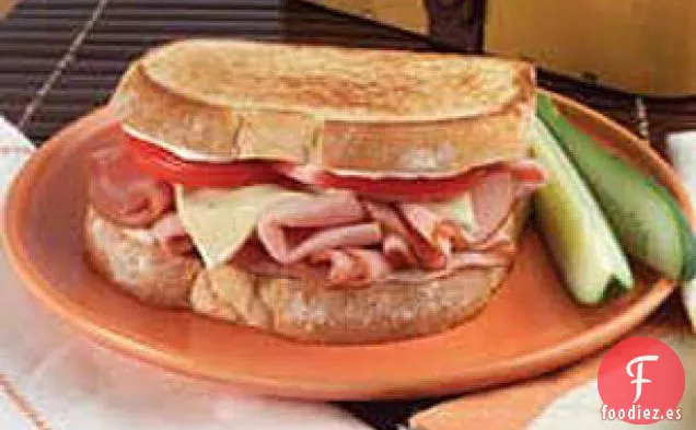 Sándwich de Pepperjack, Jamón y Tomate a la Parrilla