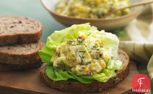 Sándwich de Ensalada de Huevo de Alcaparras y Eneldo