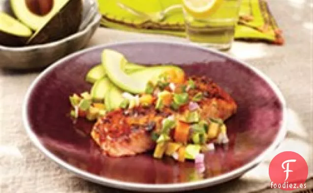 Salmón a la Parrilla Marinado con Salsa de Aguacate y Frutas de Hueso