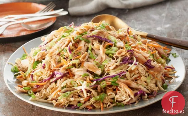 Ensalada Asiática de Pollo, Repollo y Fideos