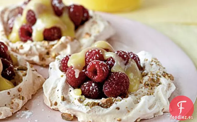 Pavlovas de Pistacho con Cuajada de Limón y Bayas