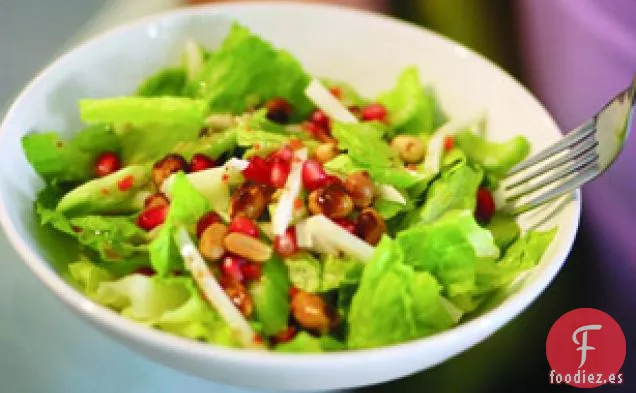 Ensalada Romana con Cacahuetes Picantes y Semillas de Granada