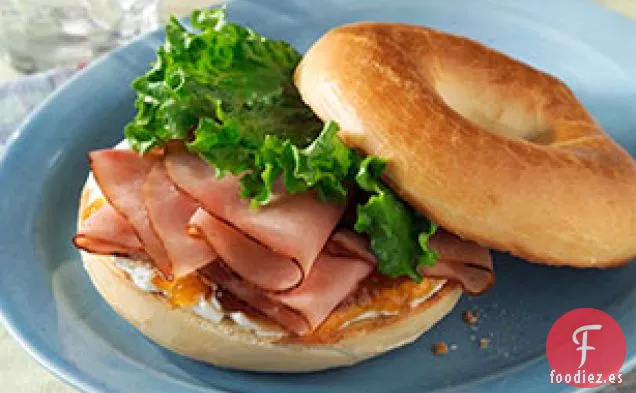 Sándwich de Bagel de Jamón y Hierbas