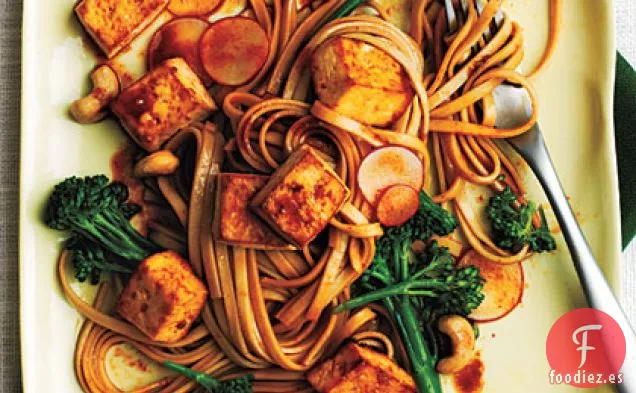 Ensalada de Fideos Udon con Broccolini y Tofu picante