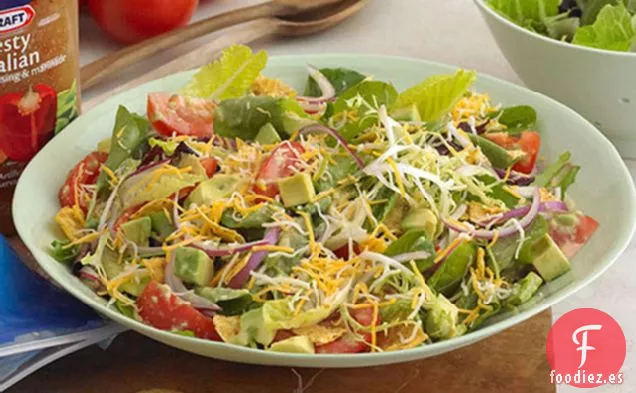 Ensalada Picada con Chips de Tortilla y Aderezo de Aguacate