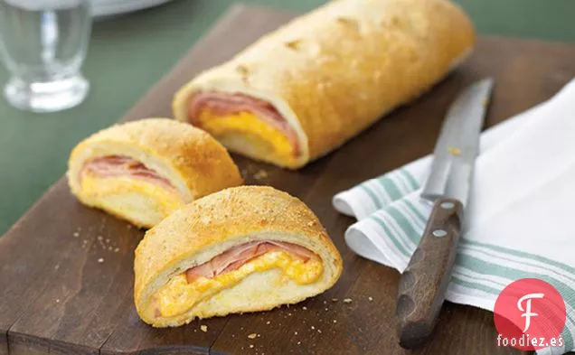 Jamón y queso Cheddar en una hogaza
