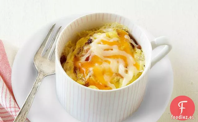 Tocino y huevos en una taza