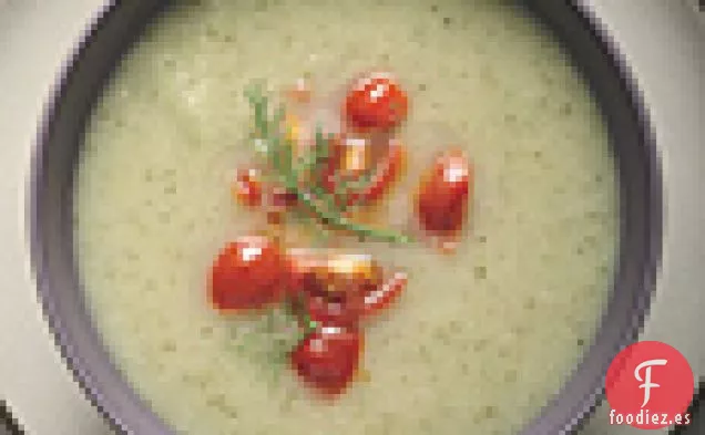 Sopa de Hinojo y Calabacín con Salsa de Tomate Caliente