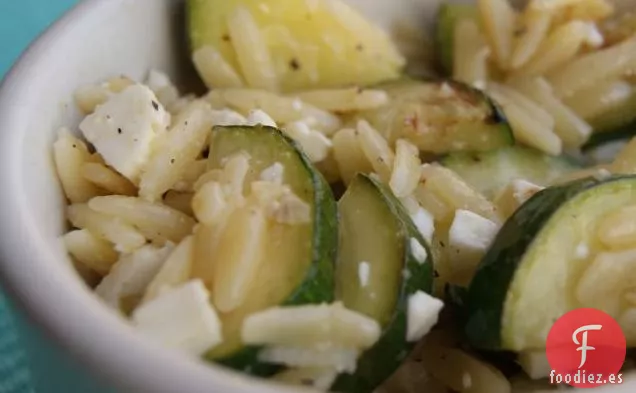 Ensalada De Orzo Con Calabacín y Queso Feta