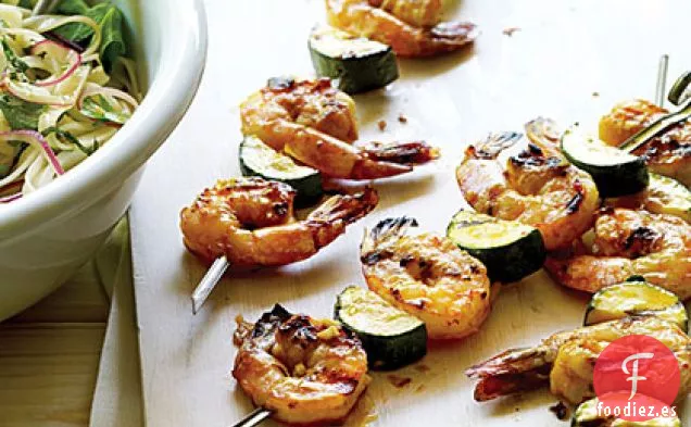 Brochetas de Camarones Asiáticos y Calabacín con Ensalada de Fideos