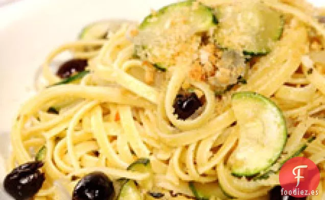 Linguini Con Calabacín, Ajo, Aceitunas Negras Y Pan Tostado