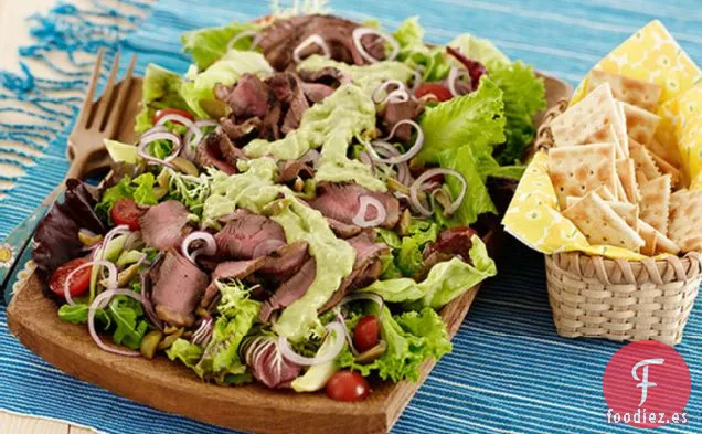 Ensalada de Carne a la Parrilla con Aderezo Cremoso de Aguacate