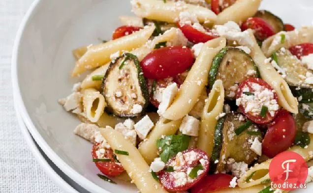 Pennette Con Calabacín, Salata de Ricotta y Hierbas Frescas