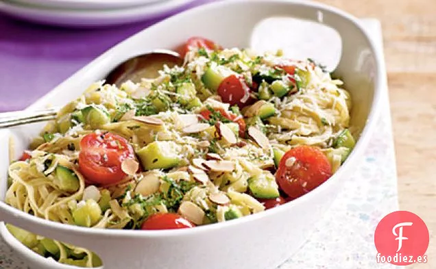 Pasta con Calabacín y Almendras Tostadas