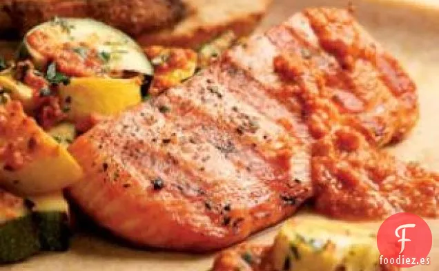 Salmón A La Parrilla y Calabacín Con Salsa De Pimiento Rojo