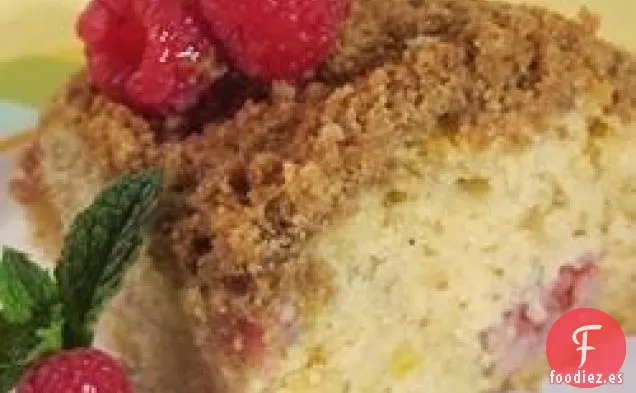 Pastel de Miga de Mango y Bayas de Suero de Mantequilla