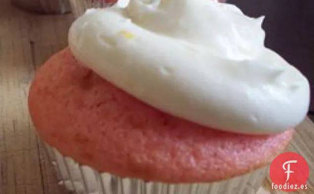 Cupcakes de Fresa con Glaseado de Queso Crema con Ralladura de Limón